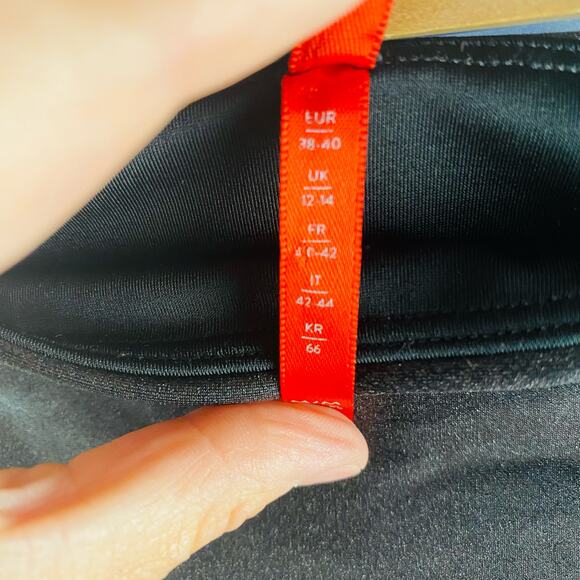 Spanx Faux Leather High Rise Leggings Size Medium Petite - Picture 4 of 6